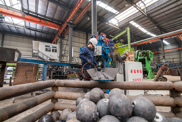 鄭州網(wǎng)架配件-螺栓球加工車間